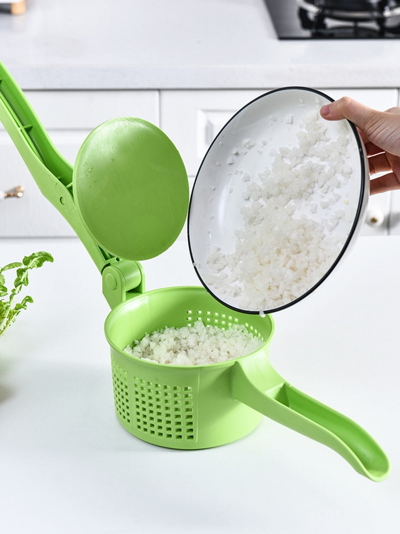 Vegetable squeezer outlet